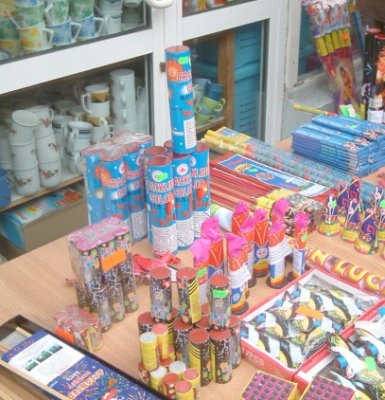 Cercetaţi de poliţişti pentru deţinere şi comercializare de artificii